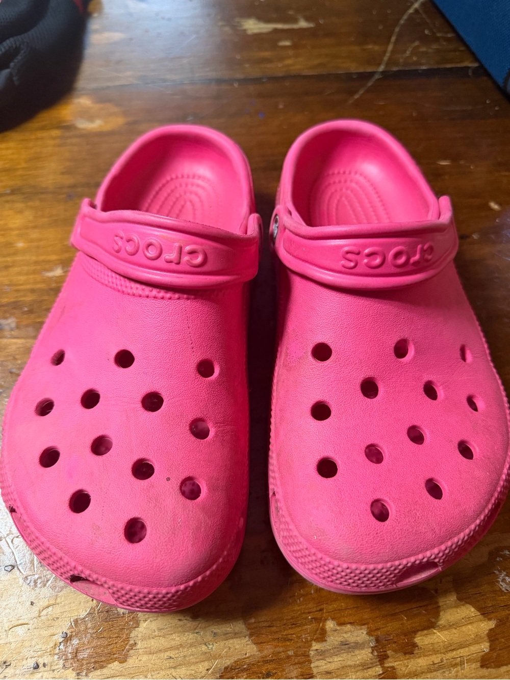 CROCS Classic Clog in Bright Pink